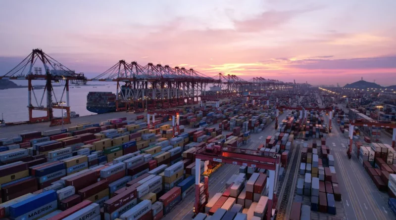 Le port de Shanghai a traité en juillet près de 140.000 conteneurs par jour en juillet, et a vu son trafic progresser de 16 % sur un an. Mais sur plusieurs grands axes, les trafics maritimes diminuent. (CFOTO/Sipa USA/SIPA)